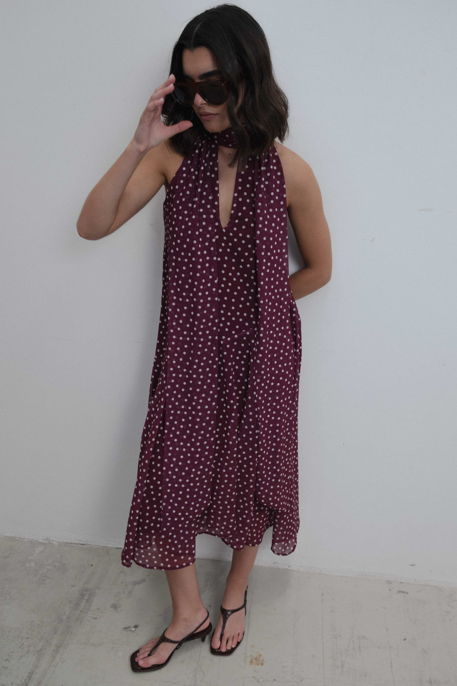 Robe halter à pois bordeaux détail dos nu