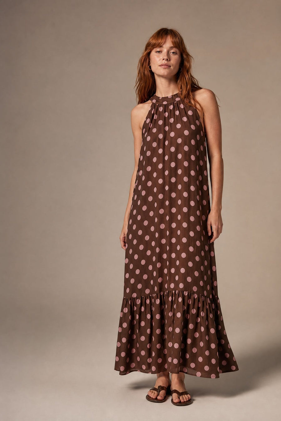 robe kaki à pois en intérieur