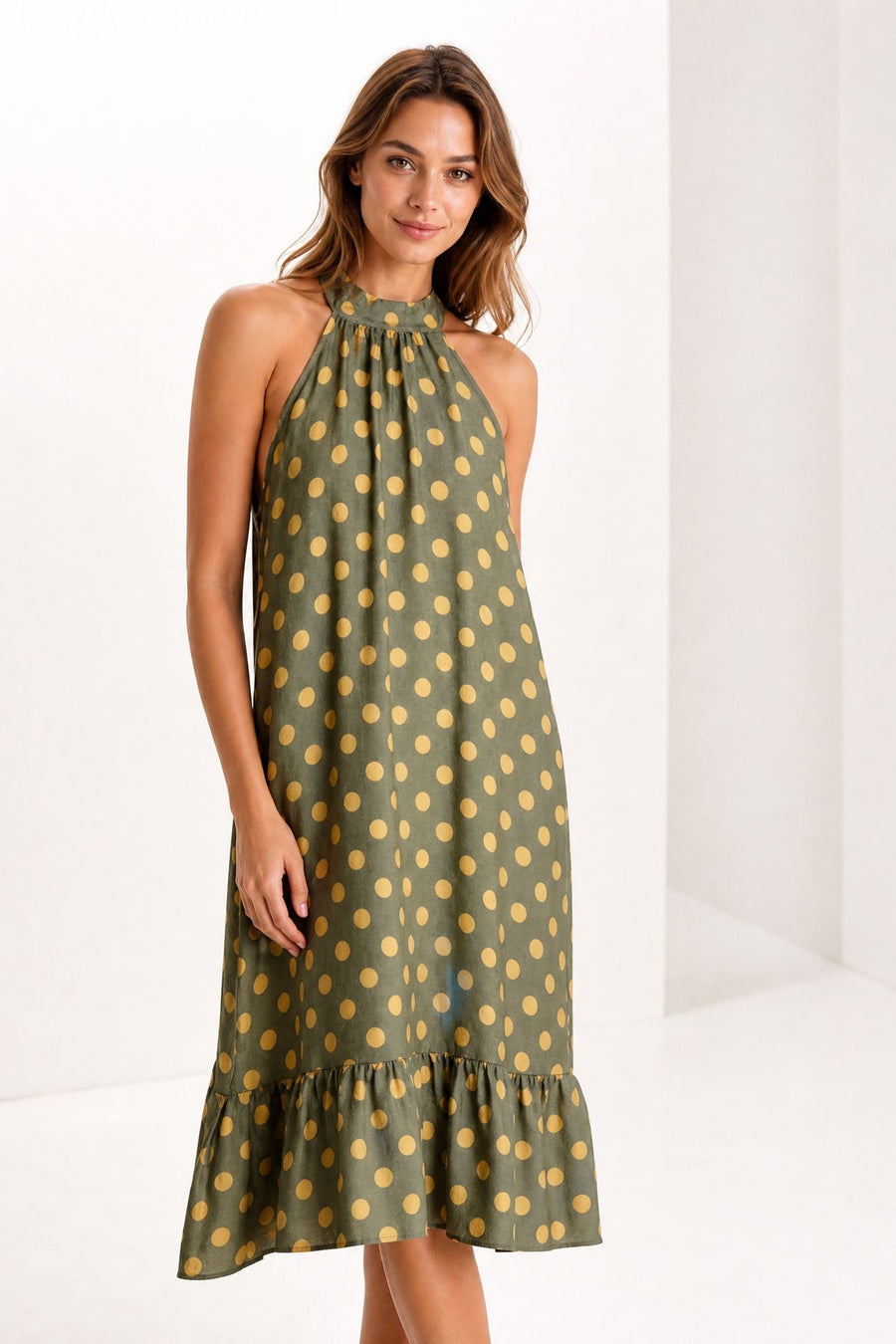 robe kaki à pois en extérieur