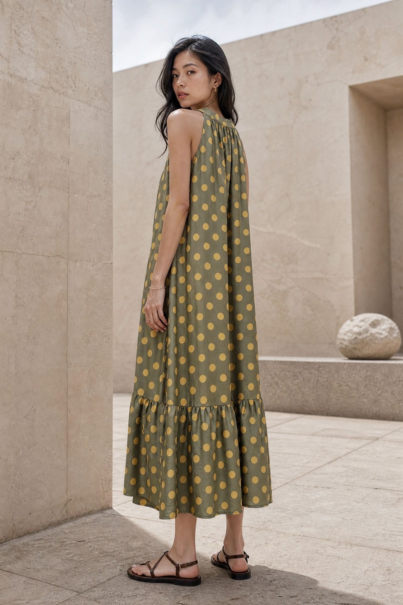 robe kaki à pois en mouvement