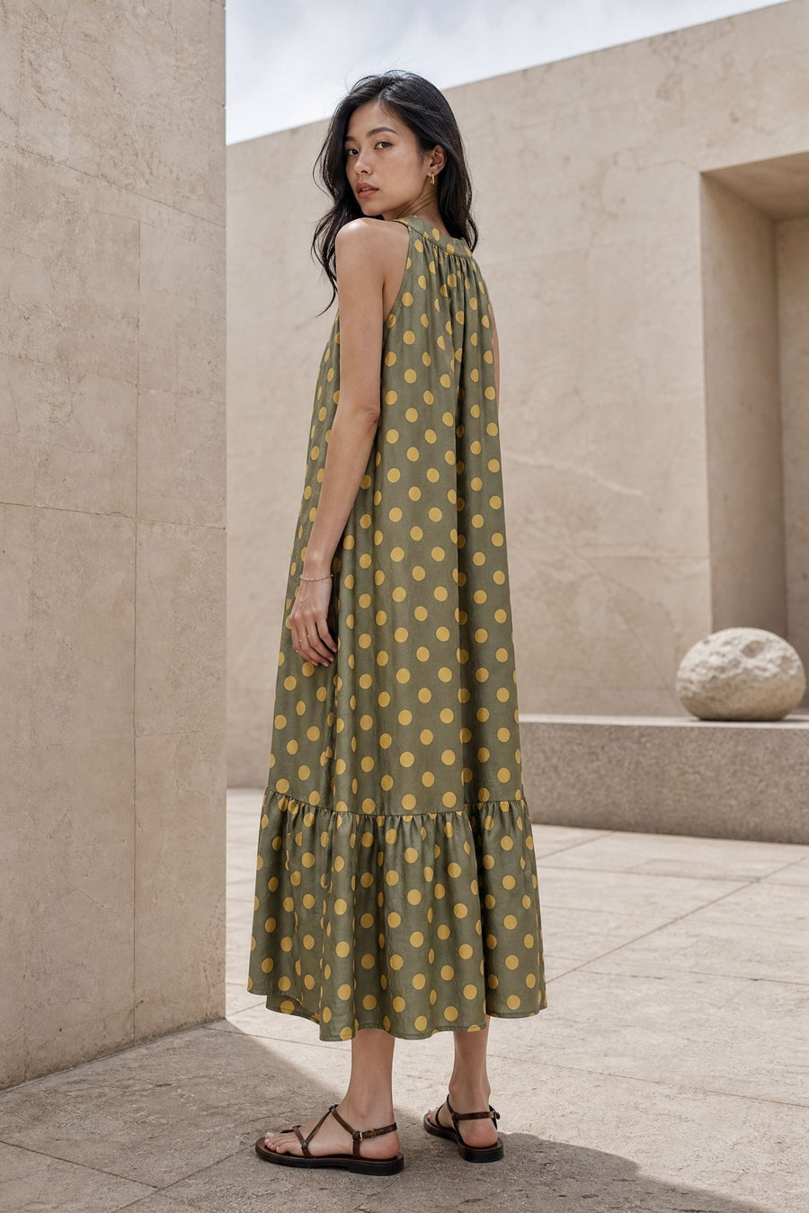 robe kaki à pois en mouvement