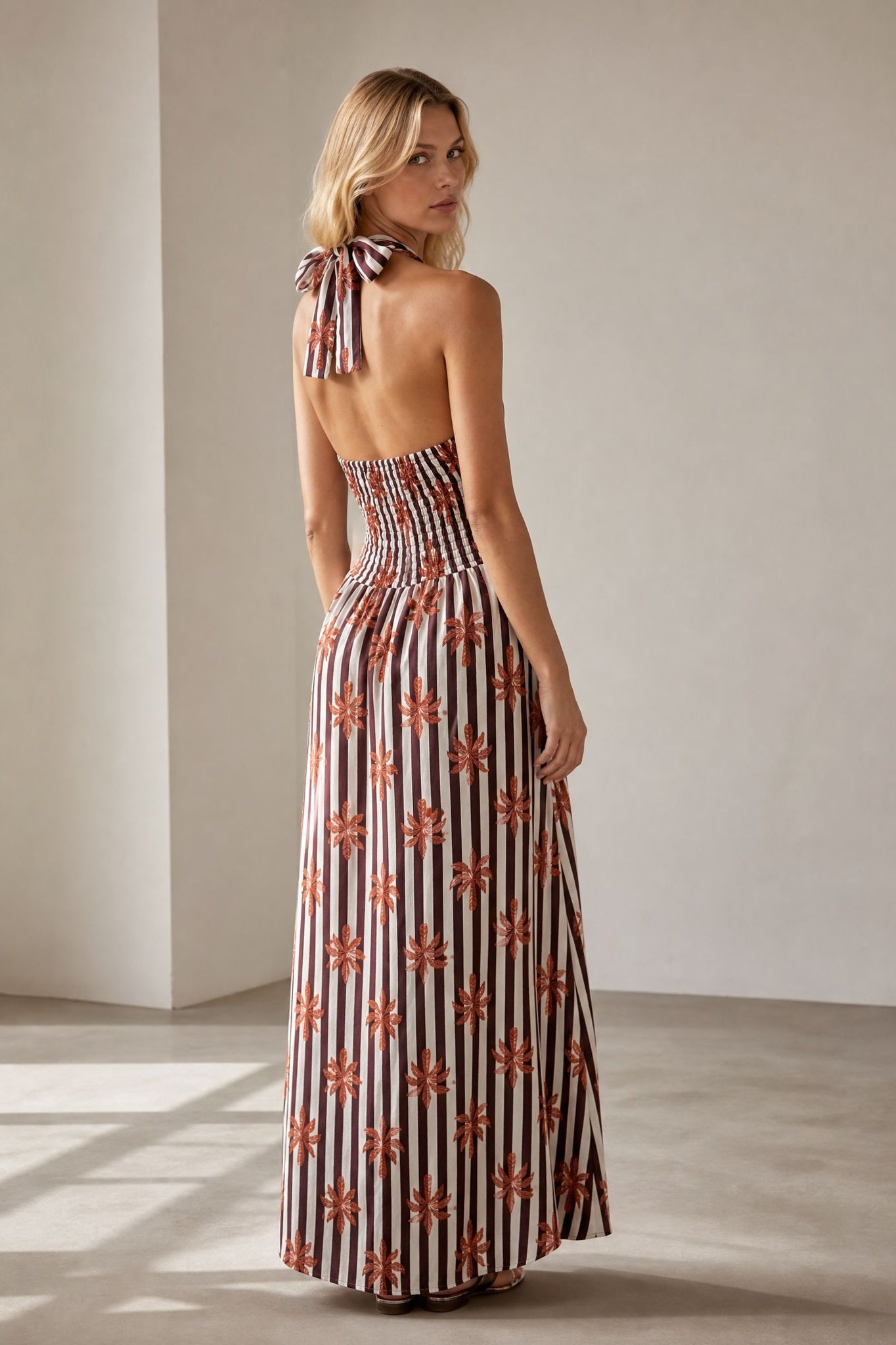 Robe halter dos smocké à rayures et fleurs