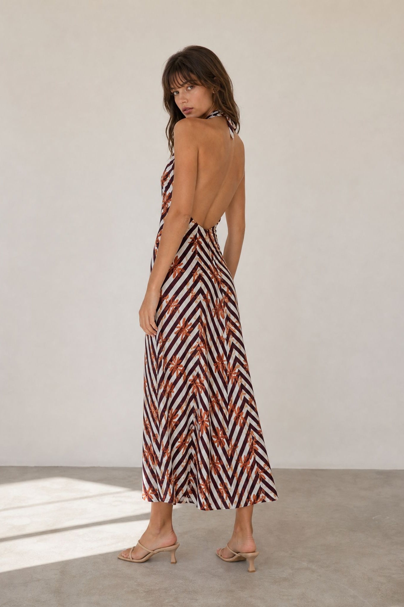 Robe dos nu profond imprimé en chevrons