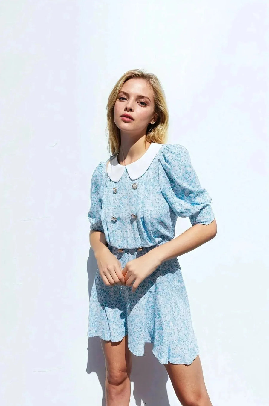 Robe imprimée avec col blanc et détails boutons pour un style unique
