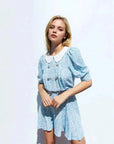 Robe imprimée avec col blanc et détails boutons pour un style unique