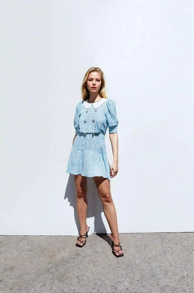 Robe imprimée légère bleu clair avec col blanc et manches bouffantes, style unique