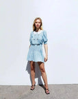 Robe imprimée légère bleu clair avec col blanc et manches bouffantes, style unique