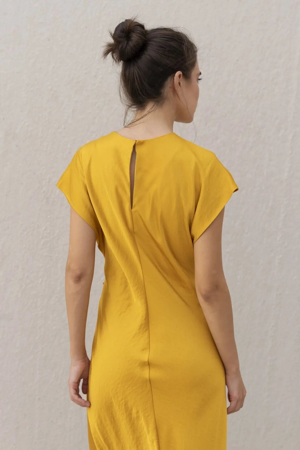 Robe jaune satinée élégante pour soirée avec détail noué à la taille