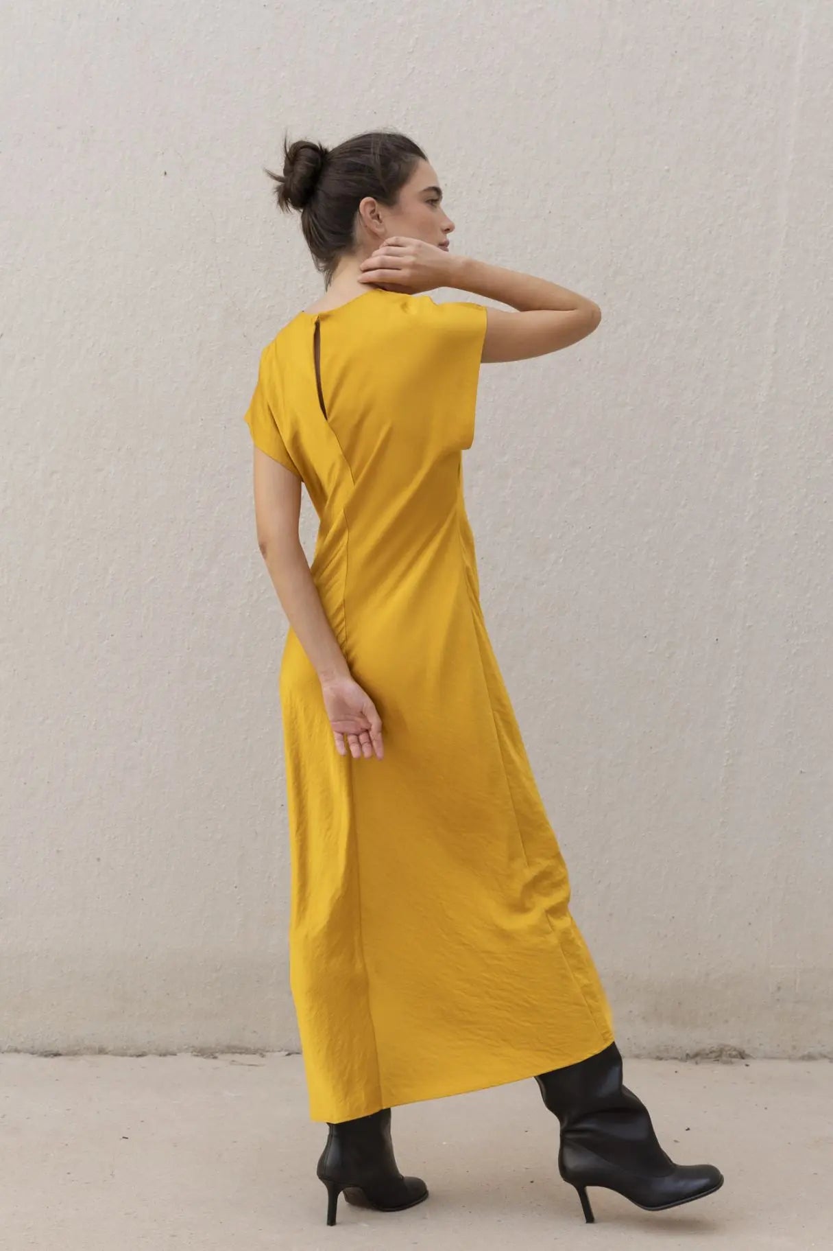  Robe jaune satinée élégante pour soirée avec détail noué à la taille