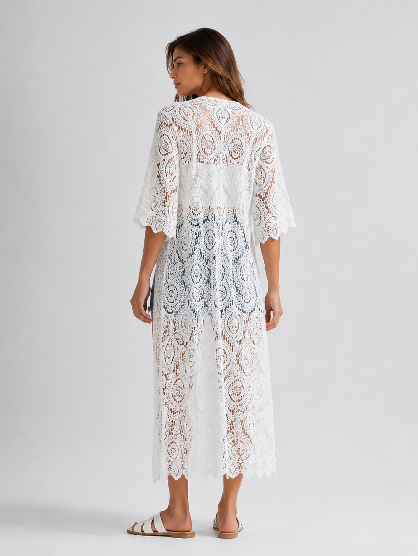 Dos du kimono long en crochet blanc