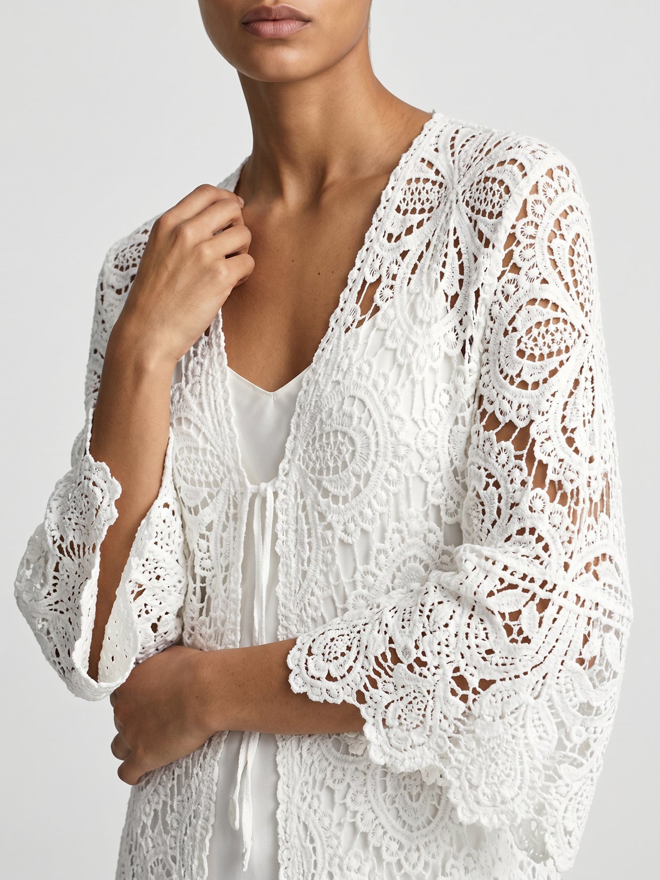 Manches évasées du kimono en crochet blanc