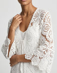 Manches évasées du kimono en crochet blanc
