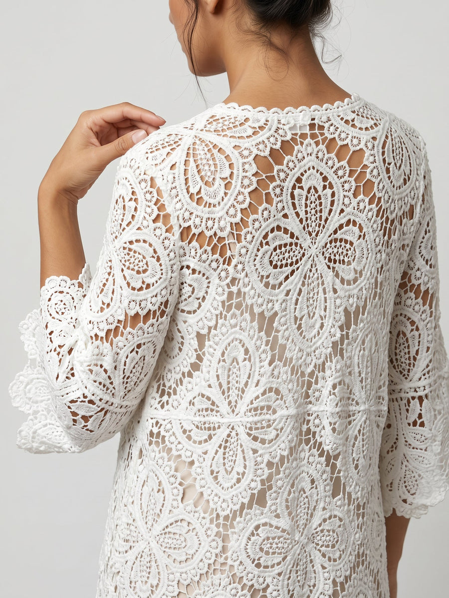 Motif floral en crochet sur kimono blanc