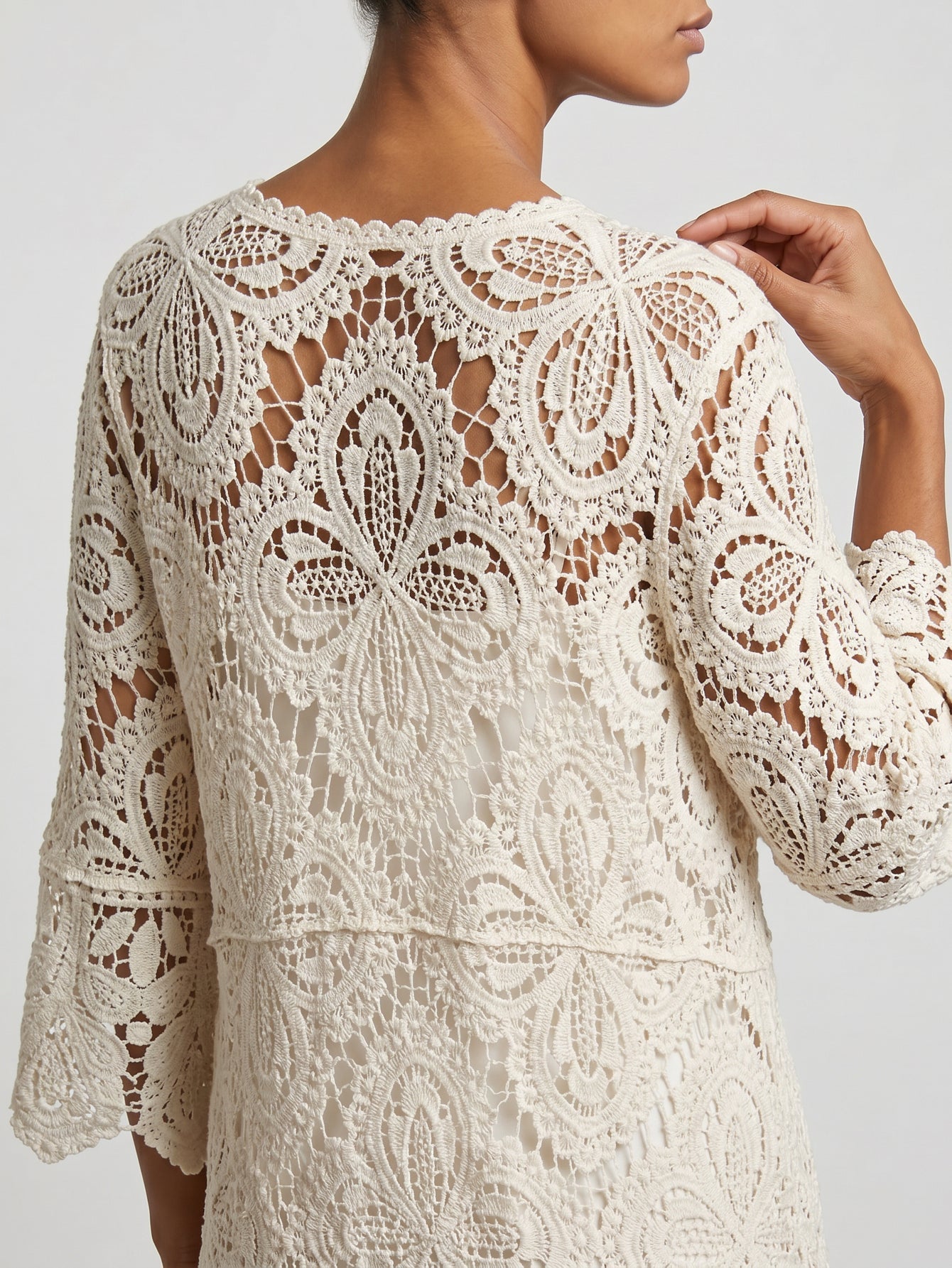 Motif floral en crochet sur kimono beige