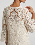 Motif floral en crochet sur kimono beige