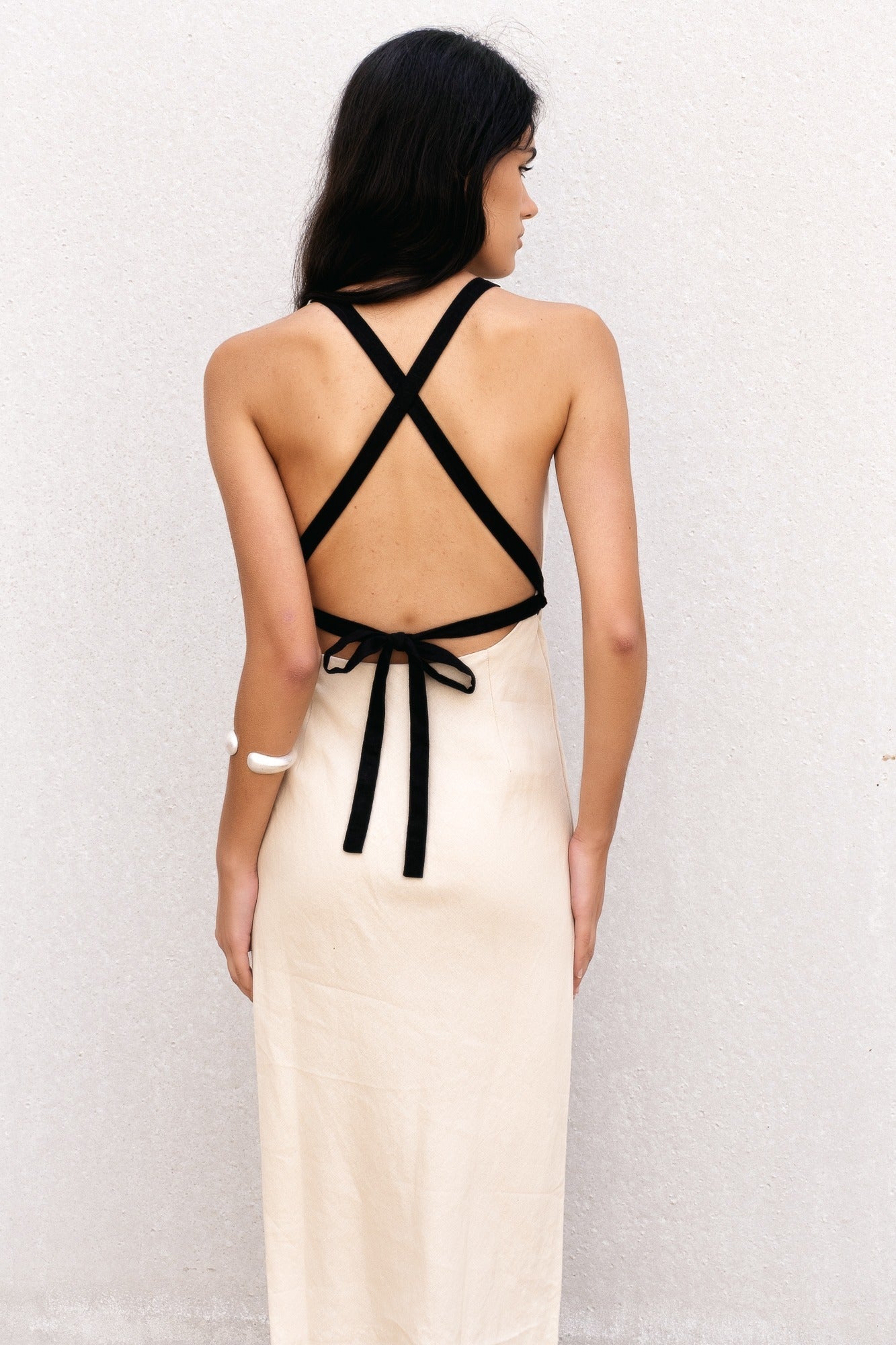 Robe dos nu en lin écru – Décolleté plongeant & bretelles croisées Sapiato