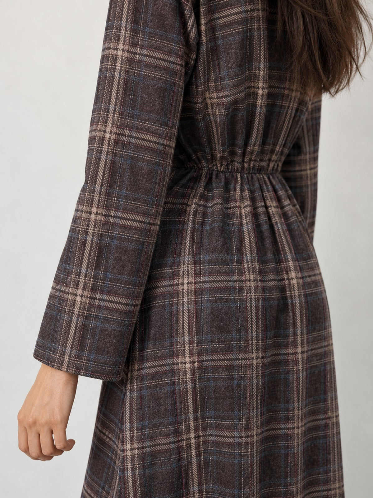 Dos robe à carreaux fronces à la taille