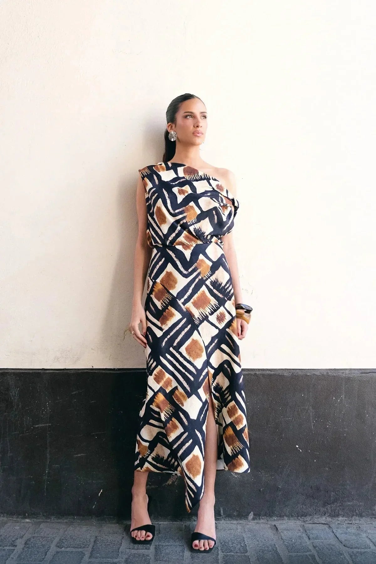 Robe longue asymétrique à imprimé graphique marron et motif géométrique moderne