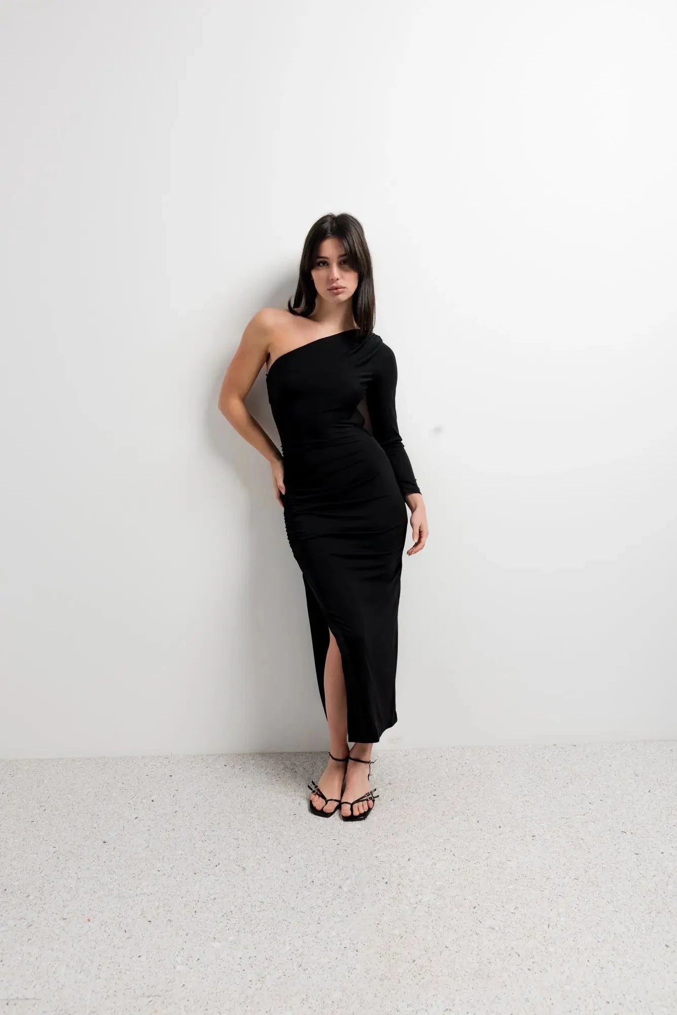 Robe longue asymétrique à manche unique noire avec fente haute et une seule manche