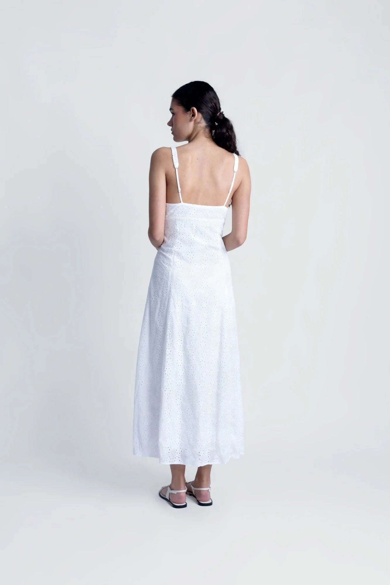 Robe longue blanche en broderie anglaise avec fine bretelle spaghetti pour femme