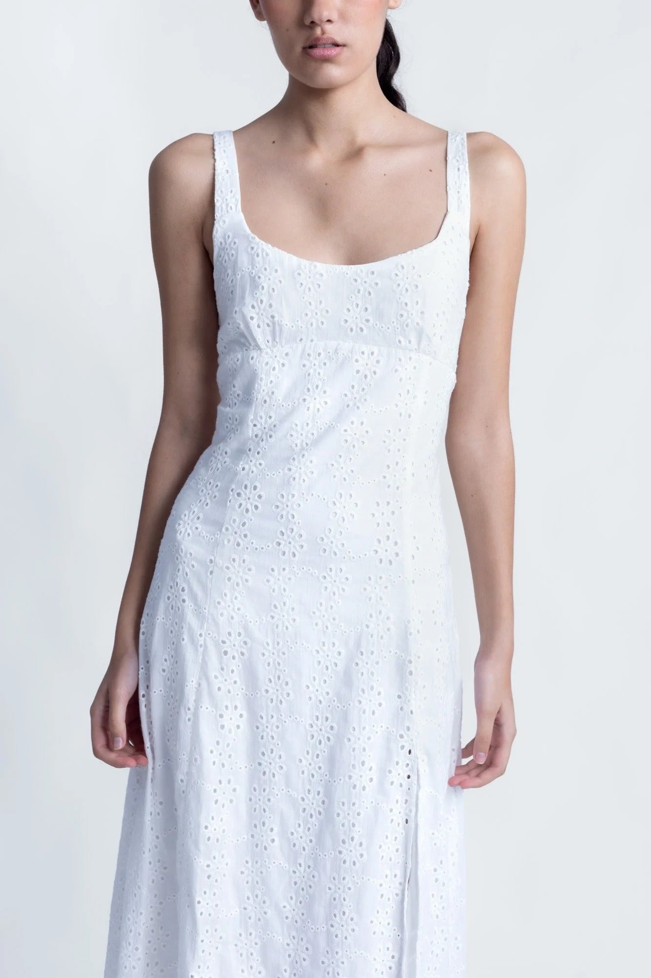 Robe longue blanche en broderie anglaise avec décolleté carré et bretelles épaisses