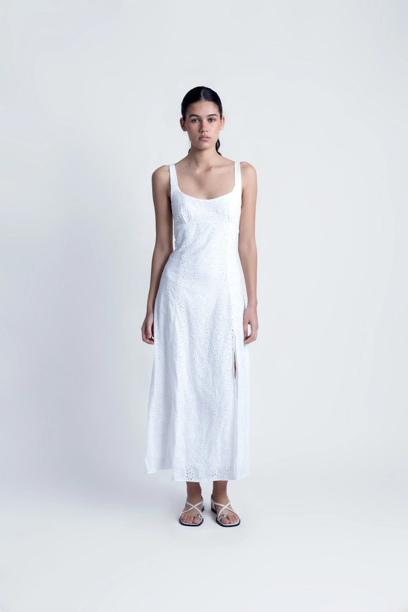 Robe longue blanche en broderie anglaise sans manches avec fente latérale