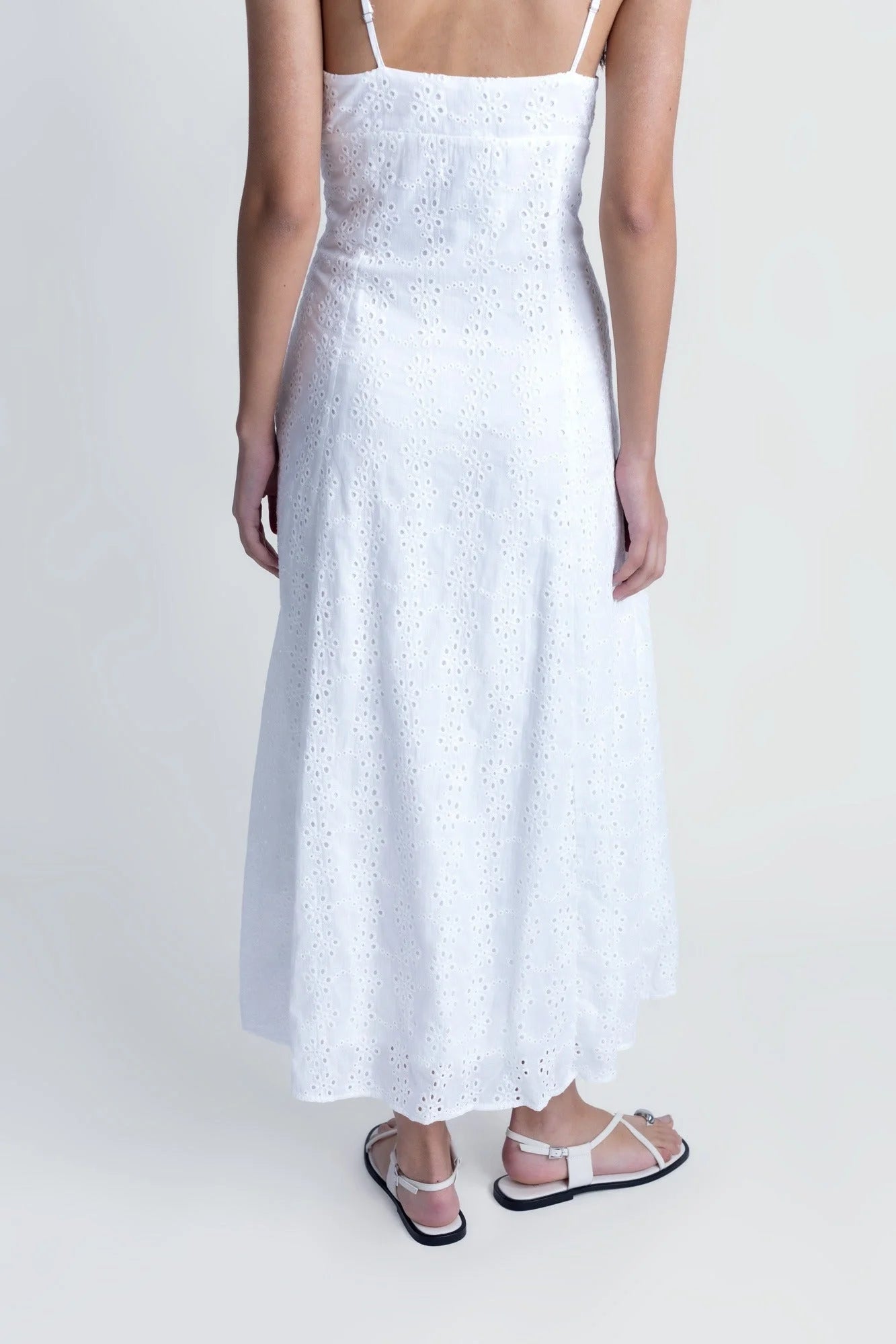 Robe longue blanche en broderie anglaise avec eyelet, spaghetti straps et sandales plates