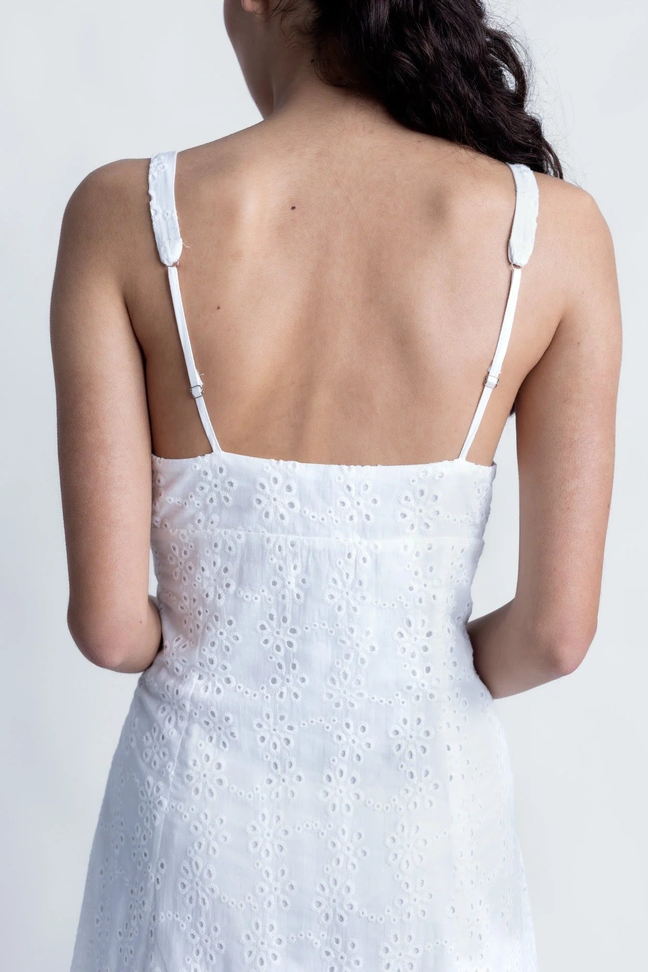 Robe longue blanche en broderie anglaise avec eyelet et fines bretelles spaghetti