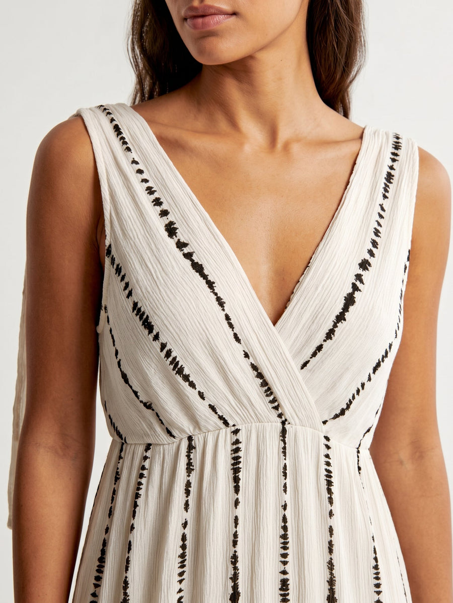 robe texture plissée détail beige