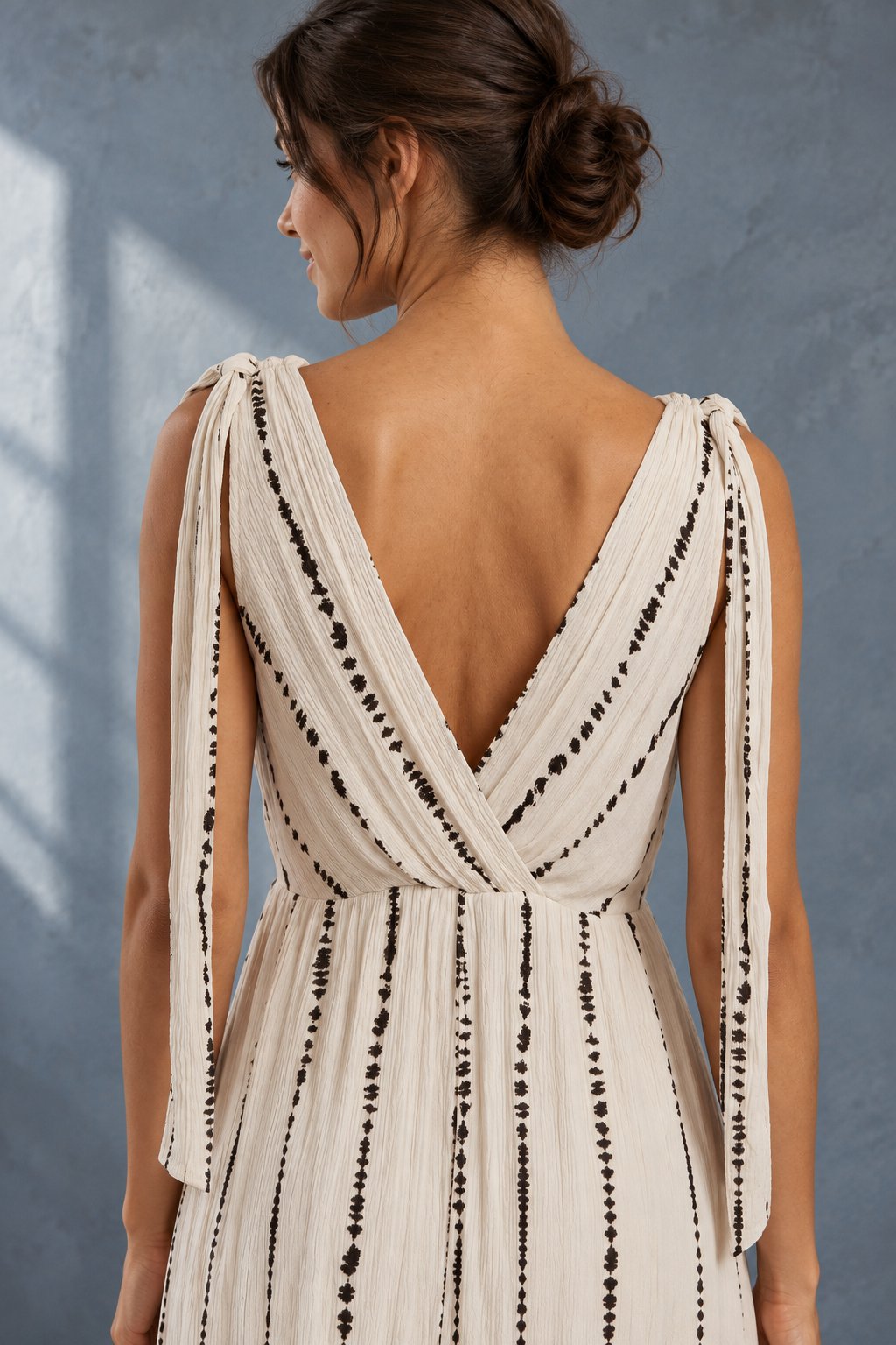robe dos en V croisé détail beige