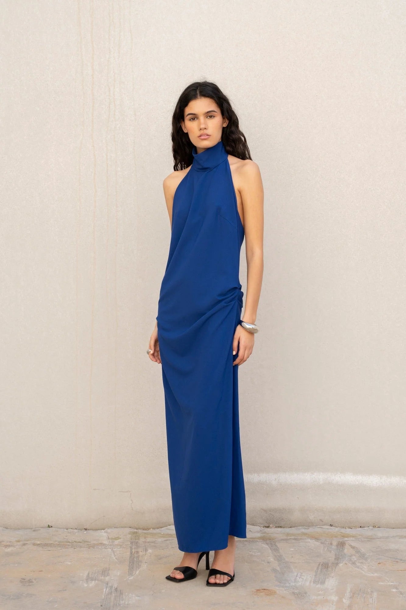 Robe longue chic pour mariage civil bleu roi avec col montant structuré et ruching