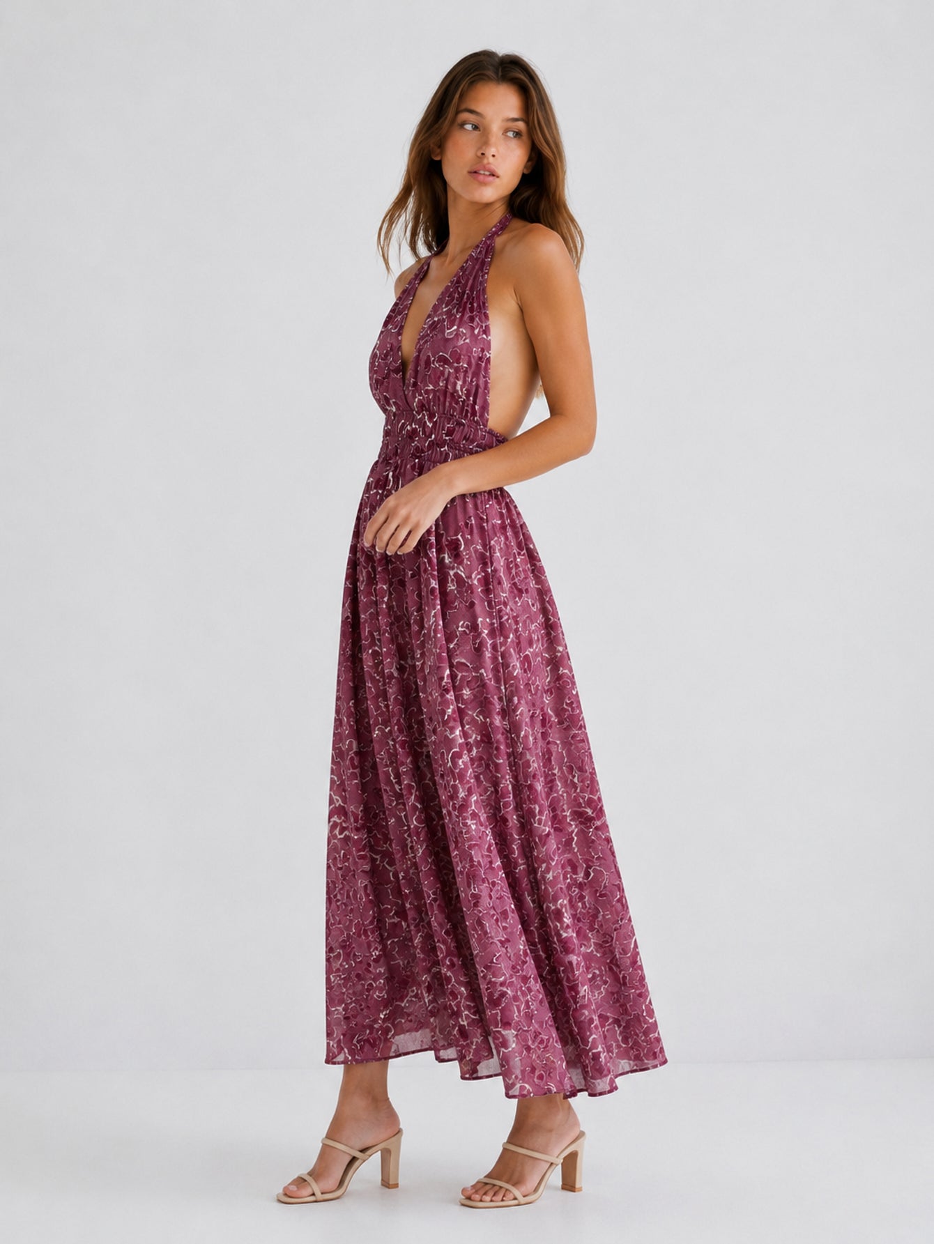 Robe longue fleurie rose poudré vue de profil