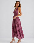 Robe longue fleurie rose poudré vue de profil