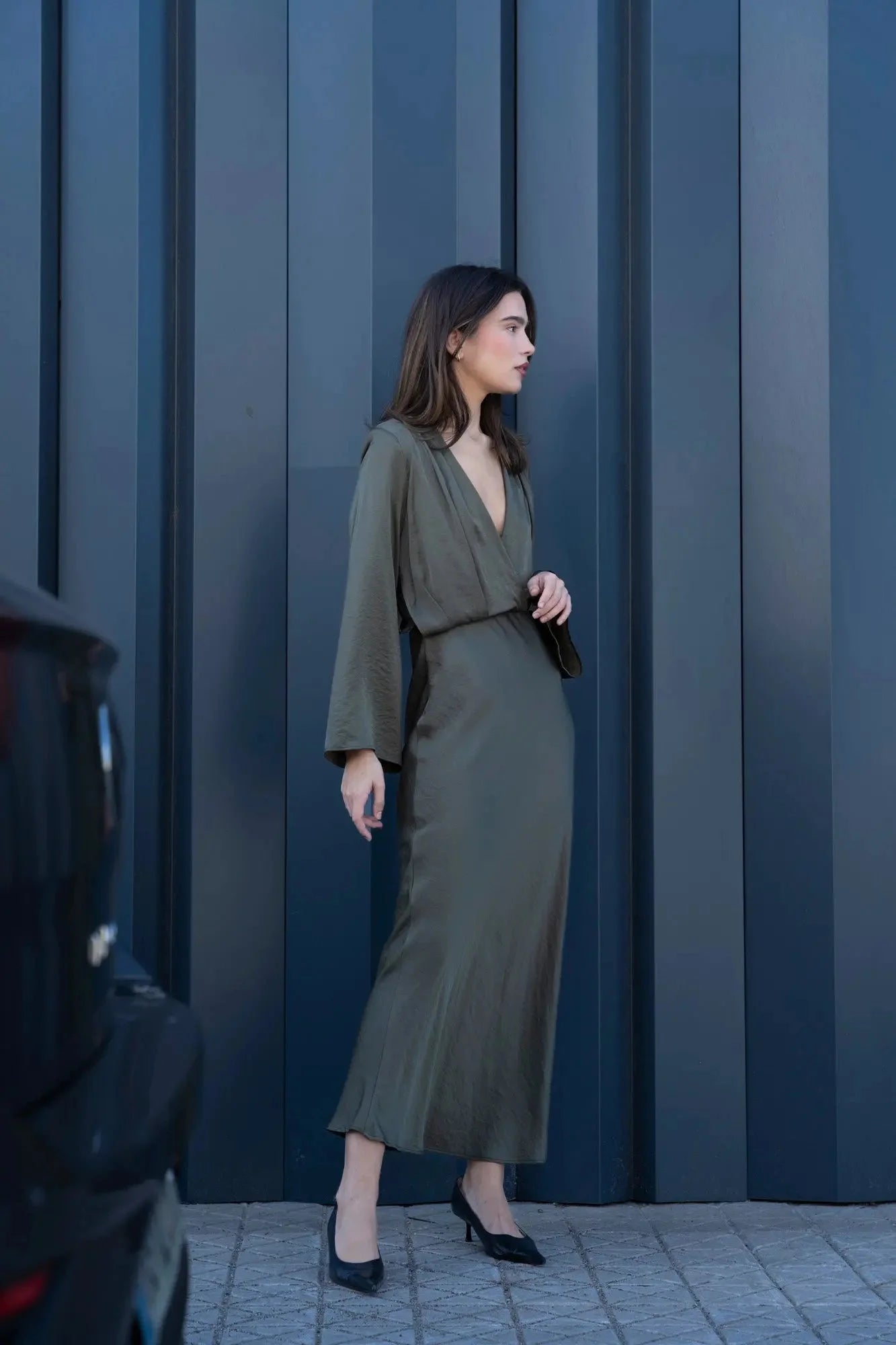 Robe longue en satin pour sortie décontractée, femme en robe verte avec manches larges