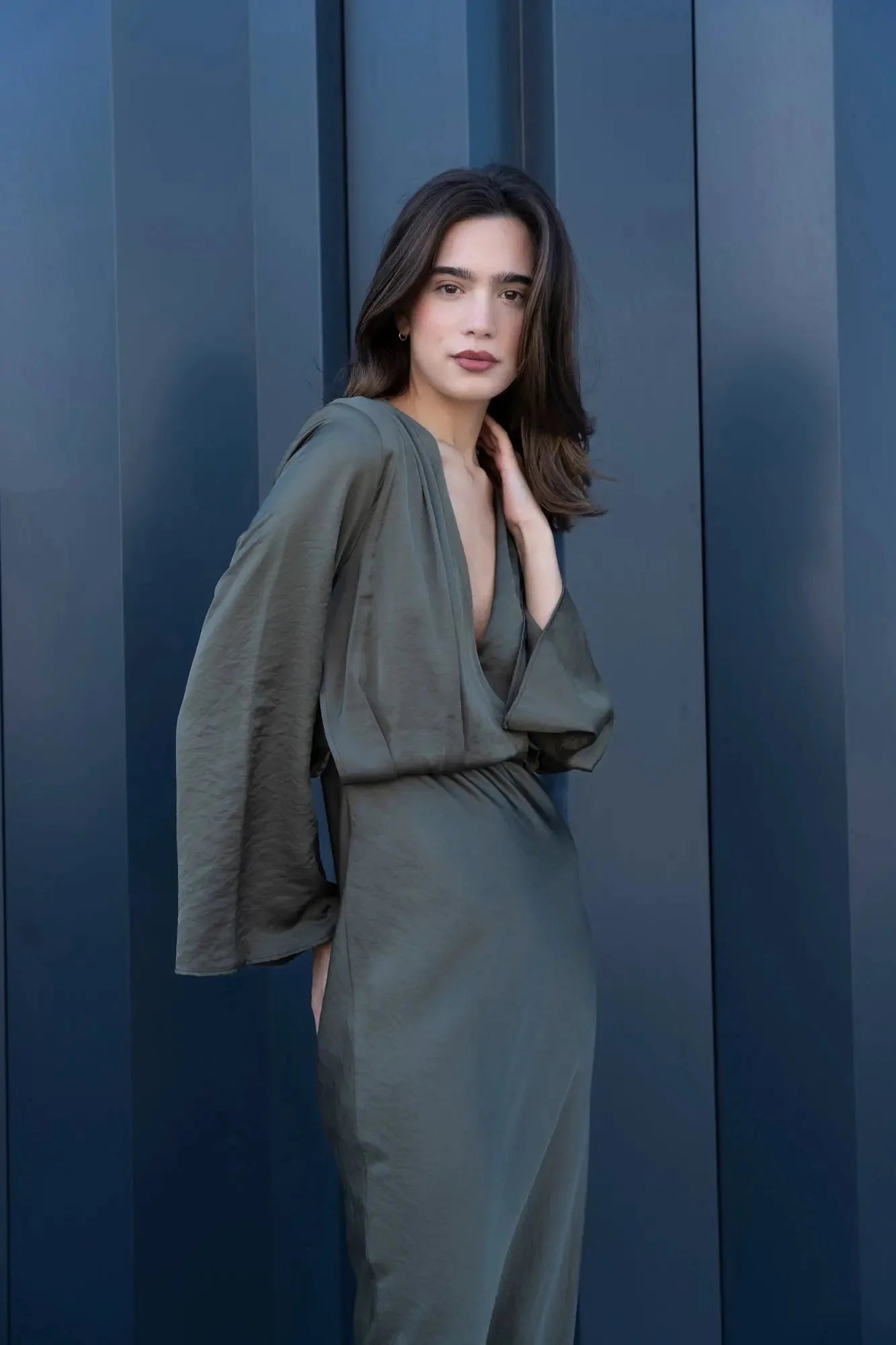 Robe longue en satin pour sortie décontractée, femme en robe verte élégante