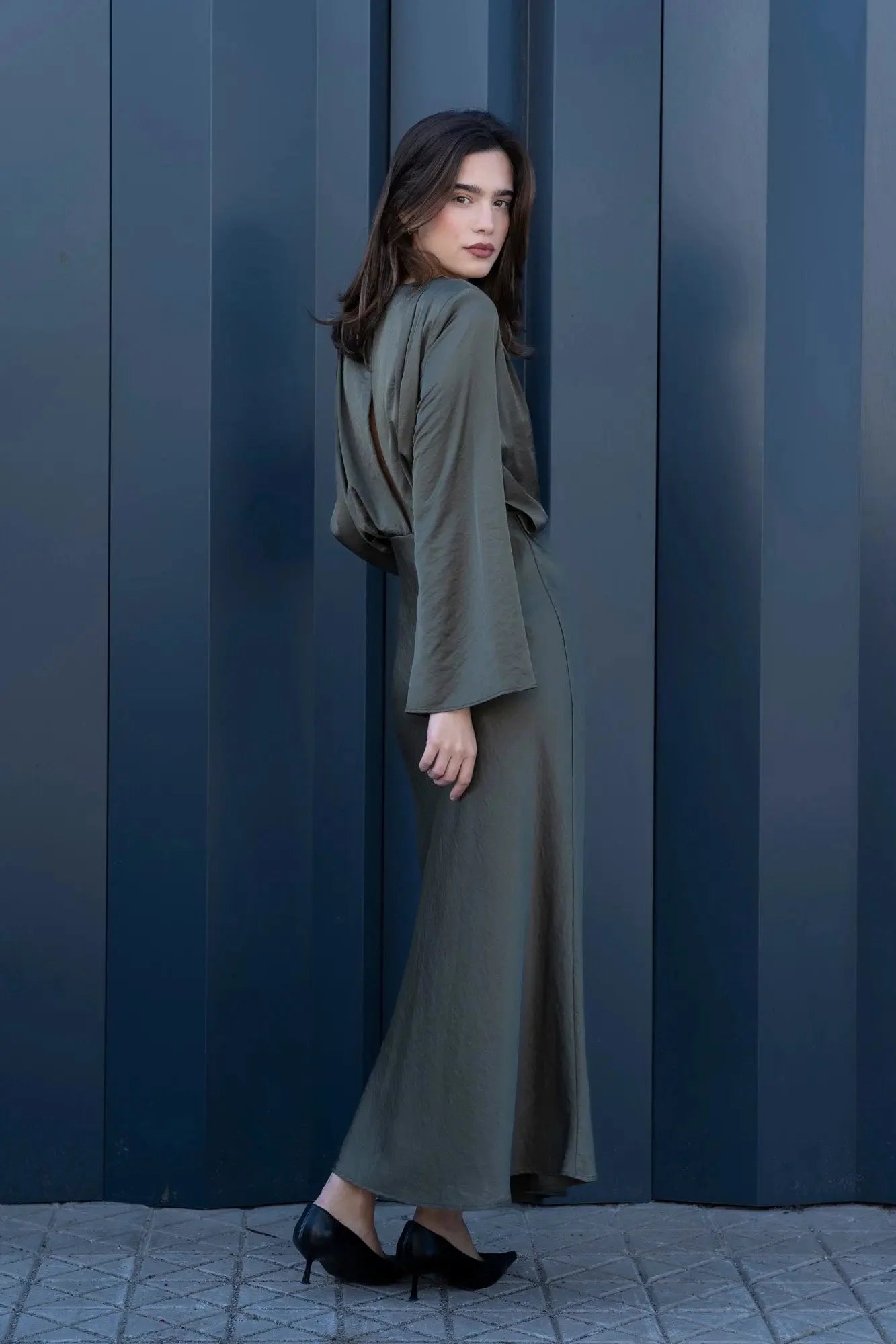 Femme en robe longue en satin pour sortie décontractée, olive verte et talons noirs