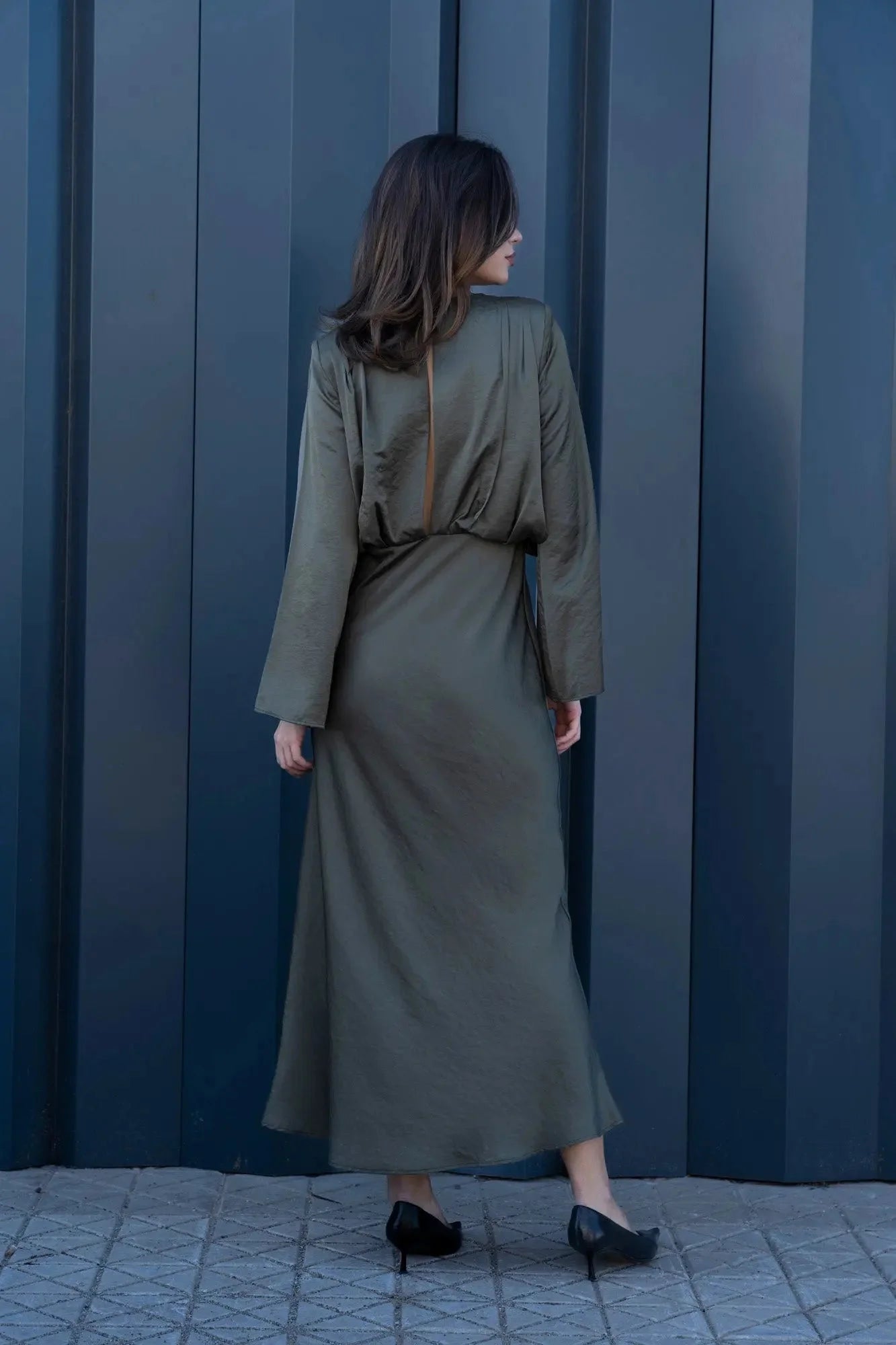 Robe longue en satin olive vert pour sortie décontractée, élégance et confort