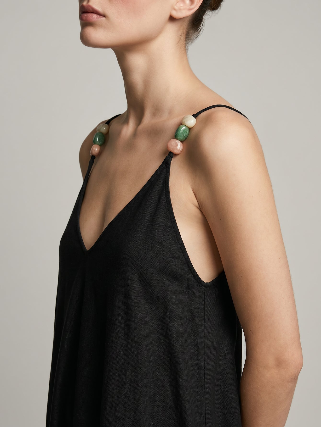 Détail perles sur bretelles robe noire