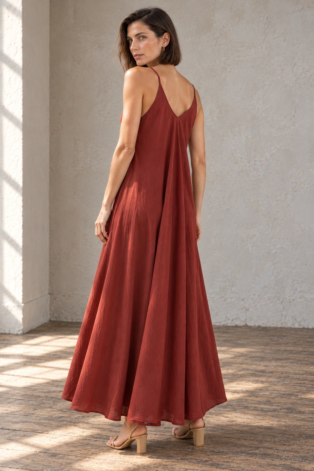 Robe longue dos en V rouge carmin