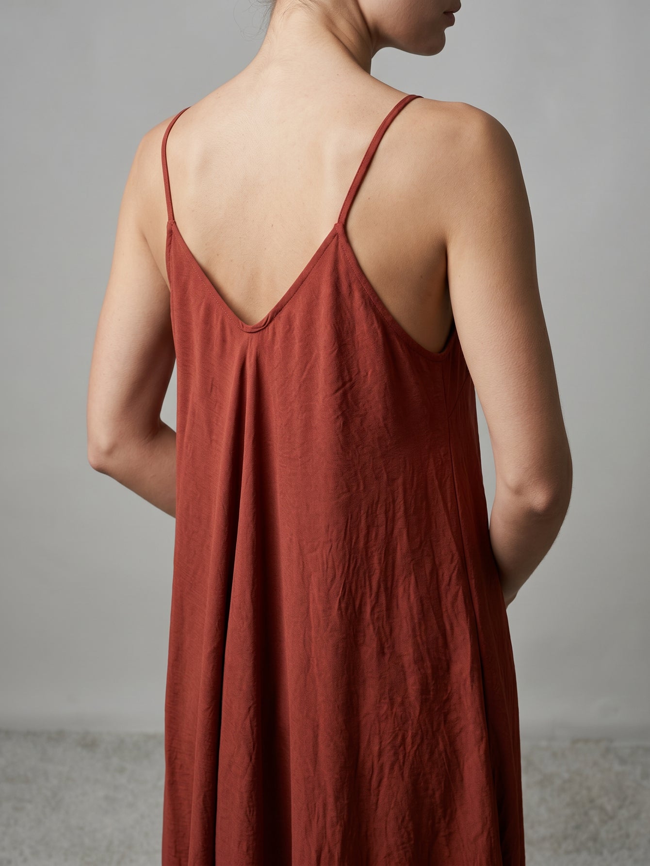 Détail dos robe rouge carmin