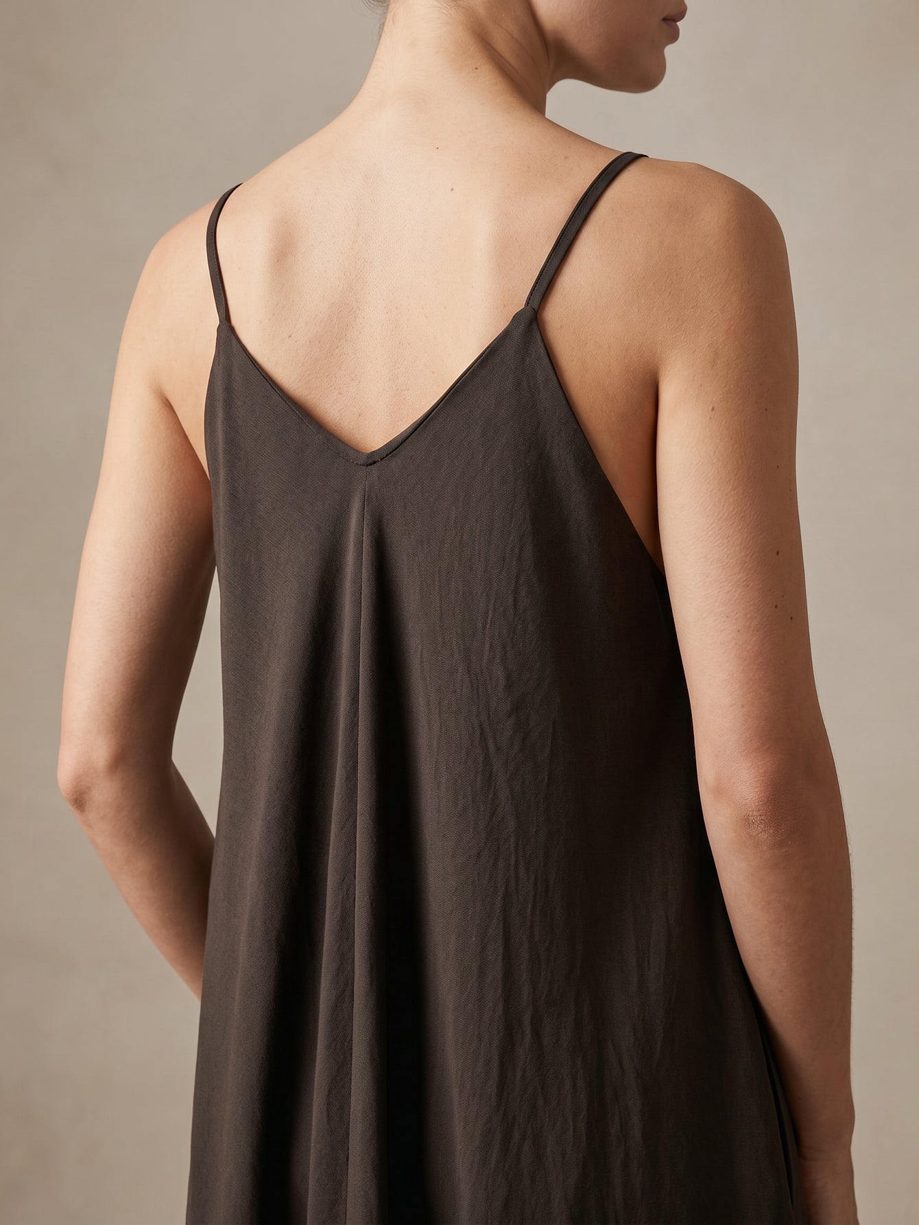 Détail dos en V robe longue chocolat