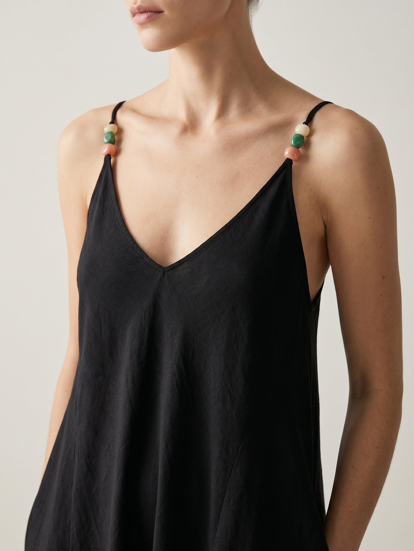 Détail col V robe noire