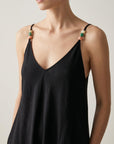 Détail col V robe noire