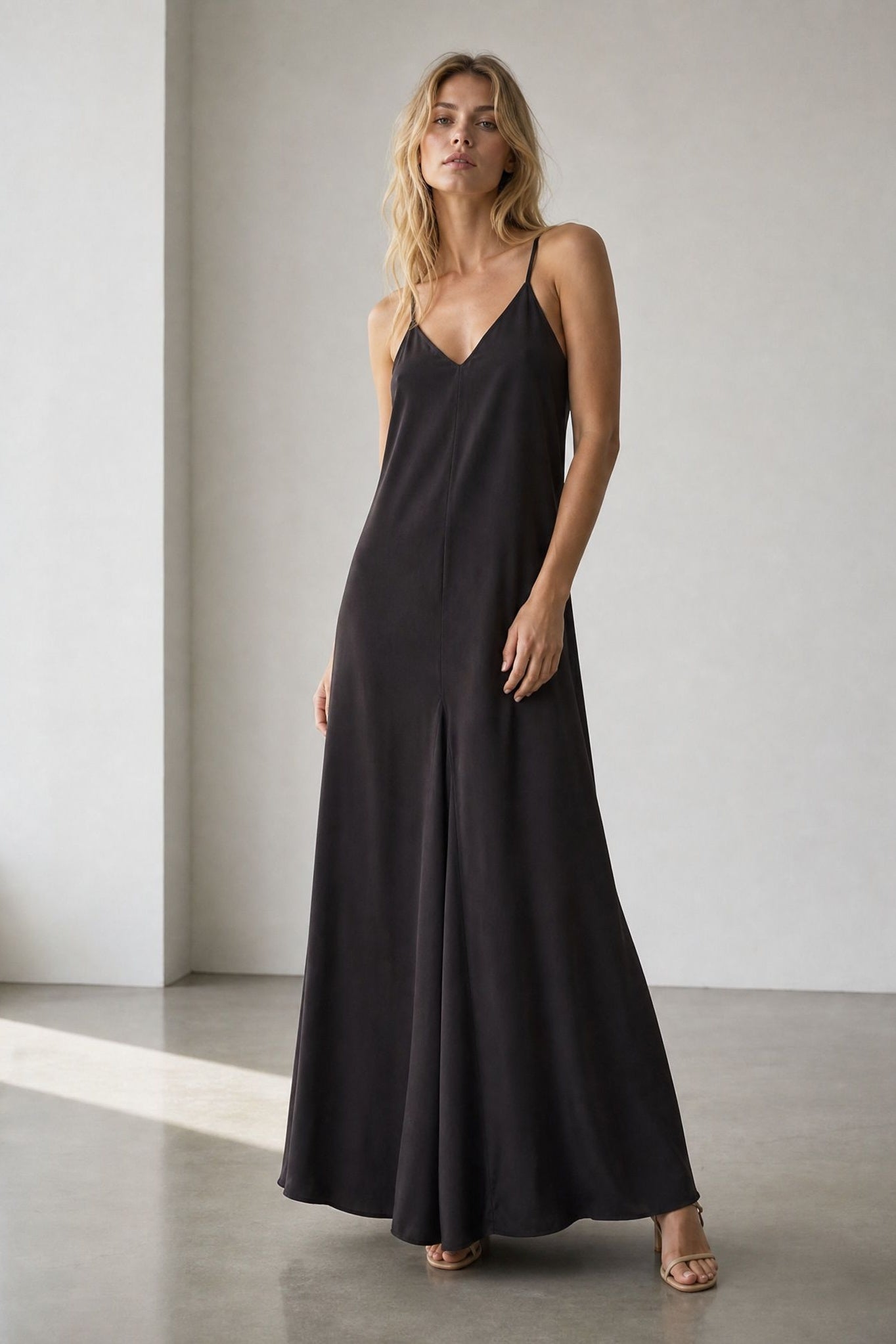 Robe longue fluide à bretelles fines