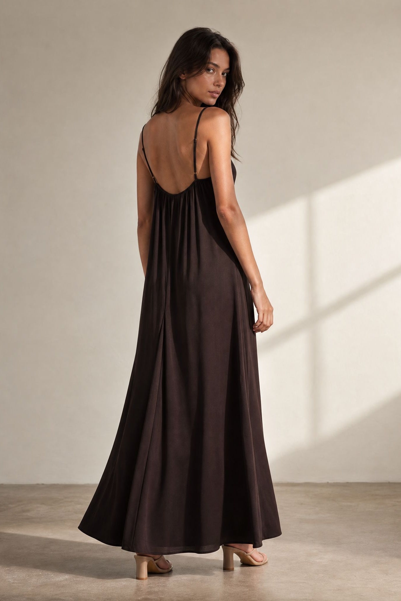 Robe longue fluide à bretelles fines