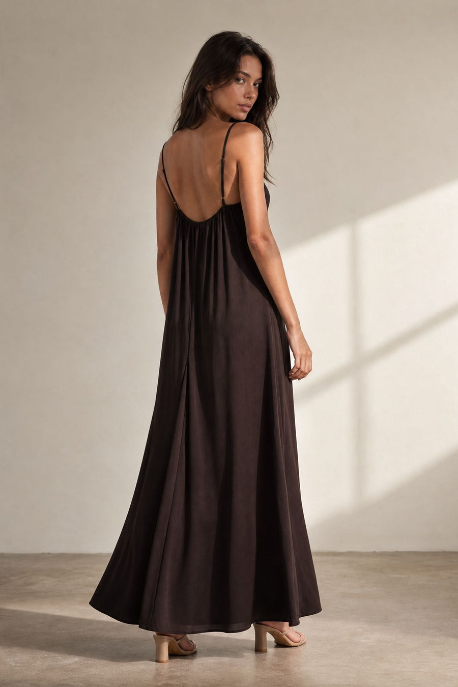 Robe longue fluide à bretelles fines