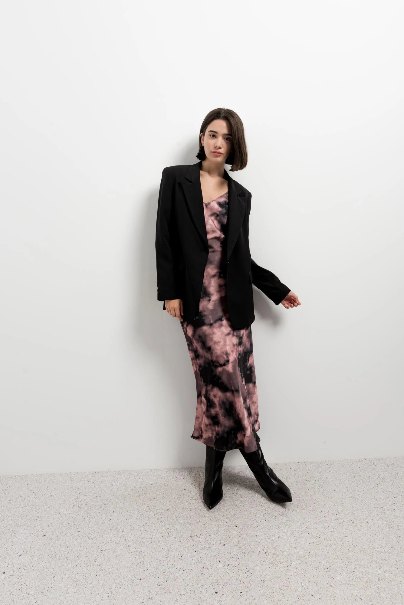 Robe longue satinée tie-dye noire et rose avec blazer noir et bottines pointues
