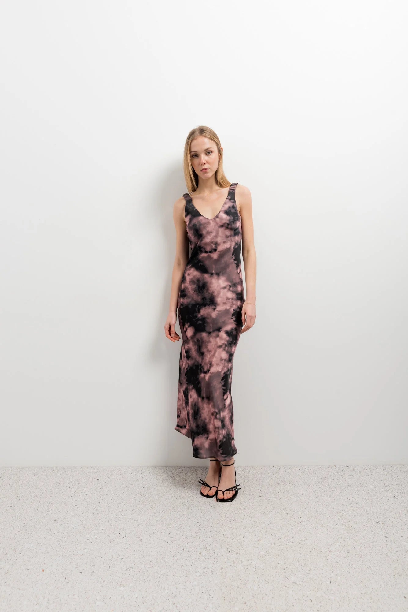 Robe longue satinée tie-dye noire et rose avec col V et bretelles larges