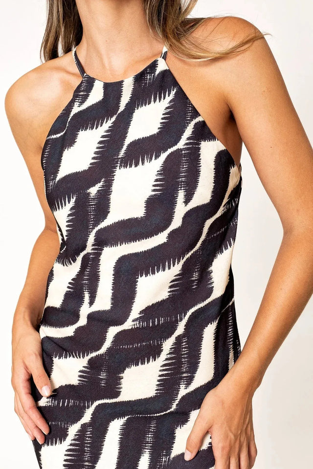 Robe Longue Col Halter Imprimée Graphique Noir et Beige – Élégance Estivale. Détail de la robe longue col halter, soulignant le motif graphique en noir et beige.