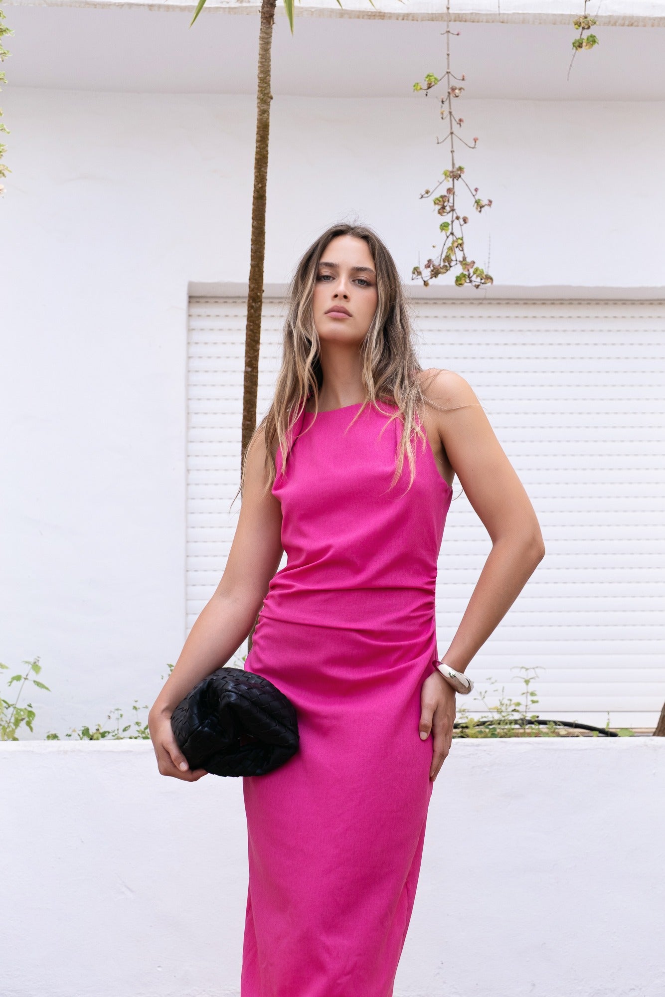 Robe fuchsia en lin élégante – coupe longue et encolure froncée Sapiato